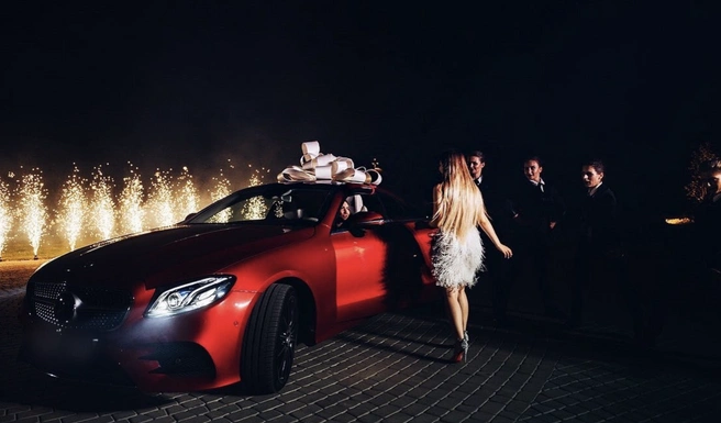 Мать презентовала Анастасии автомобиль | Источник: соцсети Анастасии Цапок