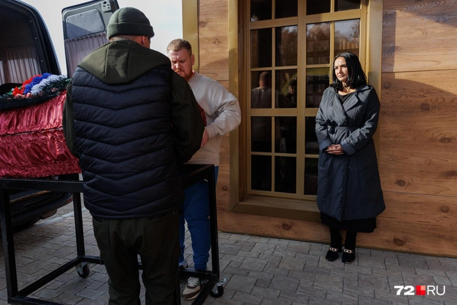 Есения контролирует транспортировку тел | Источник: Ирина Шарова / 72.RU