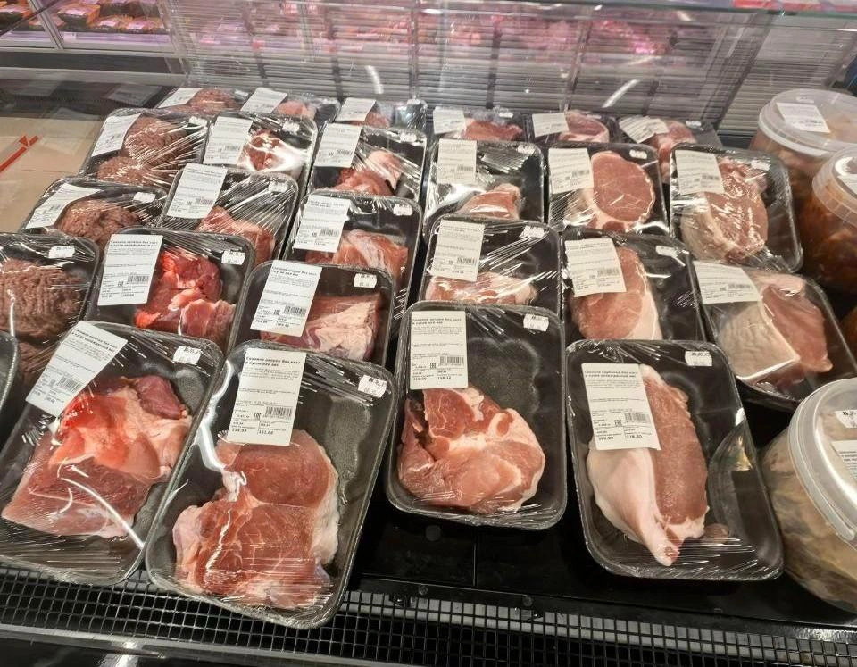 Часть мясной продукции вынесена в отдельный холодильник  | Источник: Павел Красоткин / 72.RU