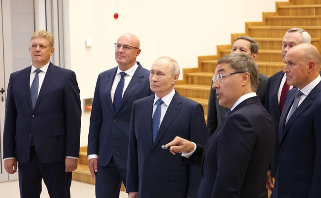 Владимир Путин посетил досуговый центр СУНЦ НГУ в Академгородке | Источник: Константин Завражин / kremlin.ru