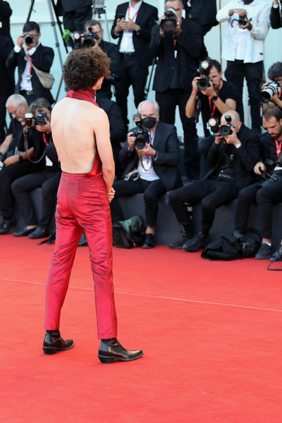 Тимоти Шаламе посетил Венецианский кинофестиваль в сексуальном топе 🔥