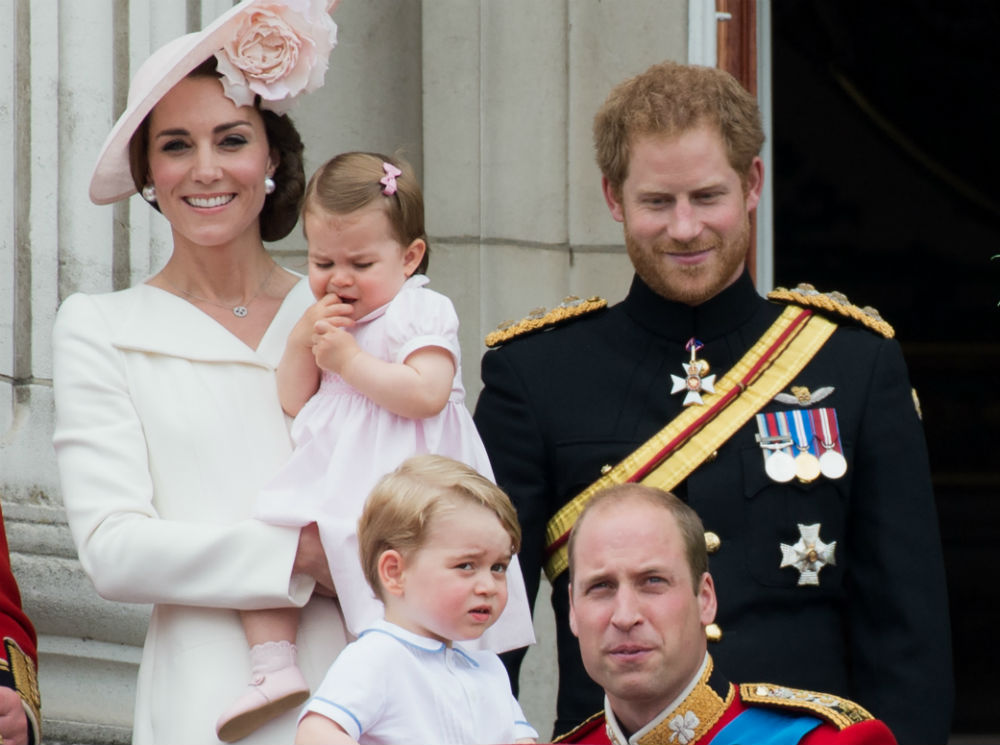 Герцогиня Кэтрин, принцесса Шарлотта, принц Джордж, принц Уильям и принц Гарри во время официального празднования дня рождения Королевы, 11 июня 2016 | marieclaire.ru