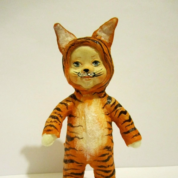 А это уже мальчик-тигренок! | Источник: «ELKA_VATA» Авторская елочная игрушка / Vk.com