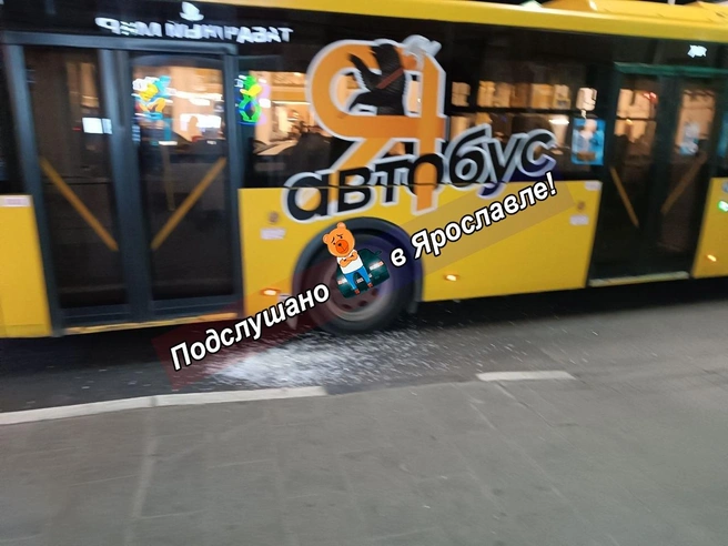 Стекло разлетелось на осколки по дороге | Источник: ПОДСЛУШАНО в ЯРОСЛАВЛЕ! / Vk.com