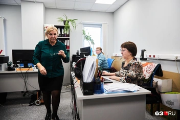 Дамы проследят, чтобы все посылки и письма вовремя попали в руки получателей | Источник: Роман Данилкин / 63.RU