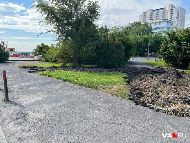 Зачем понадобилось крушить дорожки сквера — пока неизвестно | Источник: читатели V1.RU