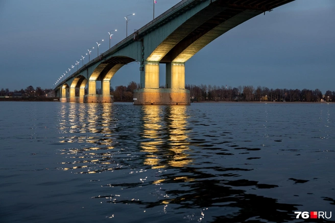 Огни Октябрьского моста отражаются в темной воде Волги | Источник: Александр Куренной / 76.RU