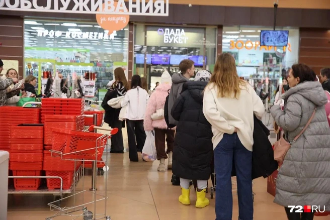 После 16 часов людей становилось больше  | Источник: Ирина Шарова / 72.RU 