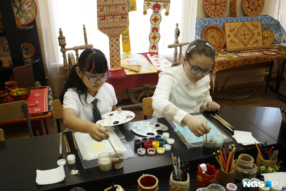 Дети с удовольствием занимаются творчеством  | Источник: Андрей Бортко / NGS.RU