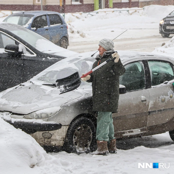 Утром многим пришлось откапывать свои машины | Источник: Наталья Бурухина / NN.RU