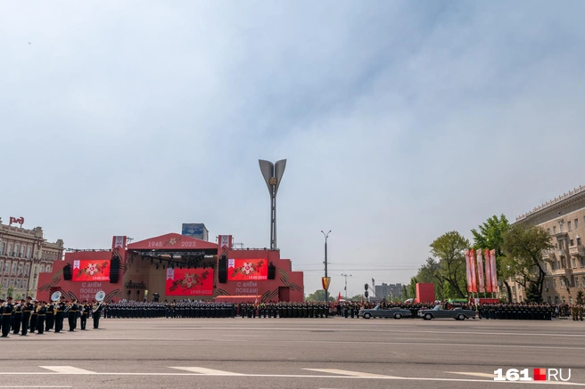 В 2022 году на Театральной площади в последний раз устанавливали сцену | Источник: Евгений Вдовин / 161.RU