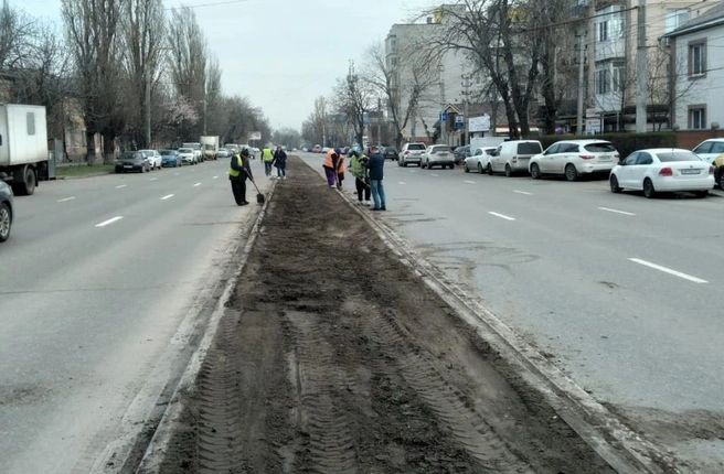 Верхний слой почвы срезают с помощью специальной техники&nbsp;и вывозят | Источник: пресс-служба городской думы