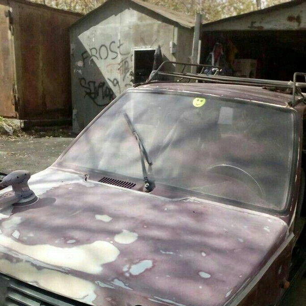 Первая машина, которую покрасила Катя — старая «Ока» отца | Источник: Екатерина