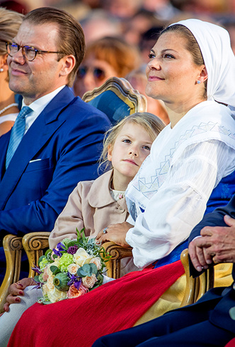 Будущая королева Эстель покоряет сердца шведов