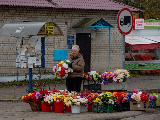 Местные жители организуют торговлю в непосредственной близости от въезда в деревню | Источник: Кирилл Поверинов / 76.RU