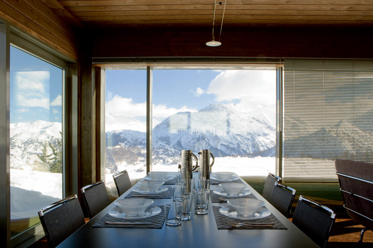 Из окон столовой, объединенной с кухней и гостиной, открывается вид на горы Сестриере. Стол сделан по эскизу хозяина дома.