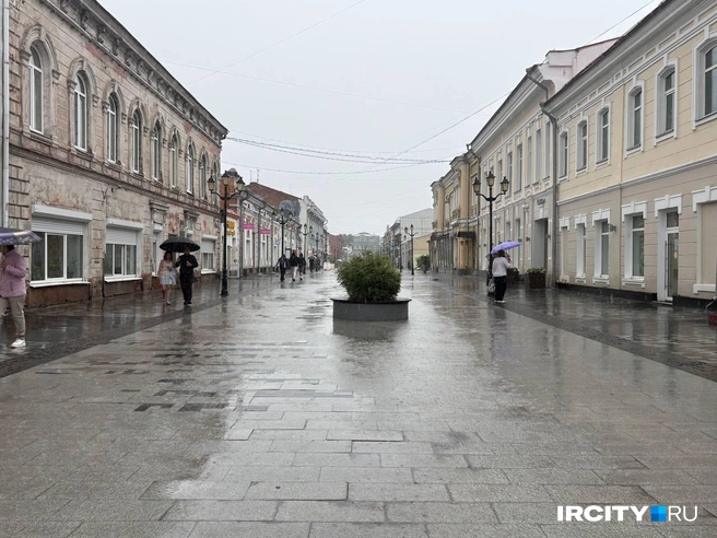 Улица Урицкого тоже залита водой. Напомним. что плитку здесь будут менять на асфальт | Источник: Алёна Шакирова / «ИрСити»
