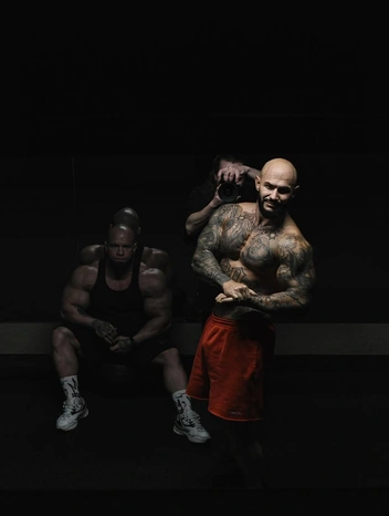 И старательно занимается в спортзале | Источник: iamgeegun / Instagram.com* (деятельность соцсети запрещена на территории РФ)