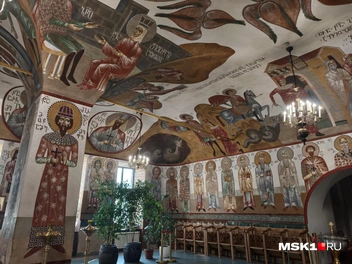 Стиль, в котором изображены святые, необычен для русской церкви, в нём есть черты национального грузинского искусства | Источник: Серафима Путиева / MSK1.RU
