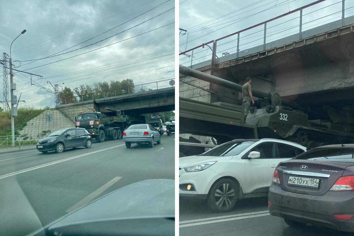 В Новосибирске под мостом встала военная машина 2 августа Новосибирск - 2  августа 2021 - НГС.ру