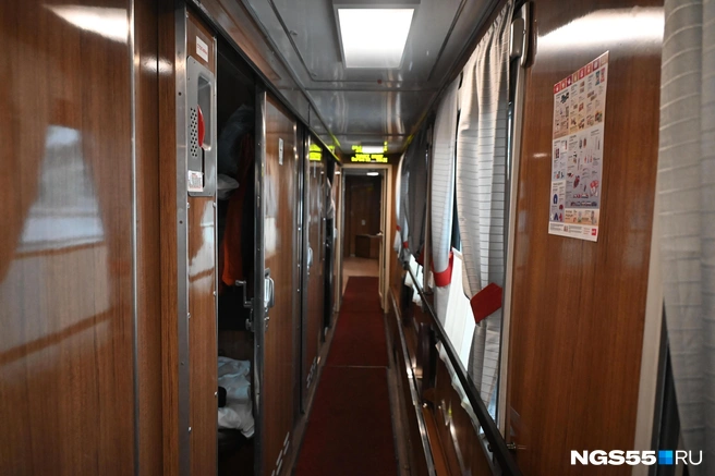 Пассажиры поезда в новогоднюю ночь становятся практически семьей | Источник: Артемий Скиба / NGS55.RU