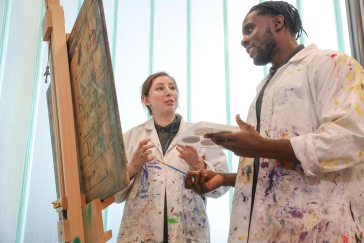 Арт-терапия | Источник: KOTOIMAGES/Shutterstock/Fotodom.ru