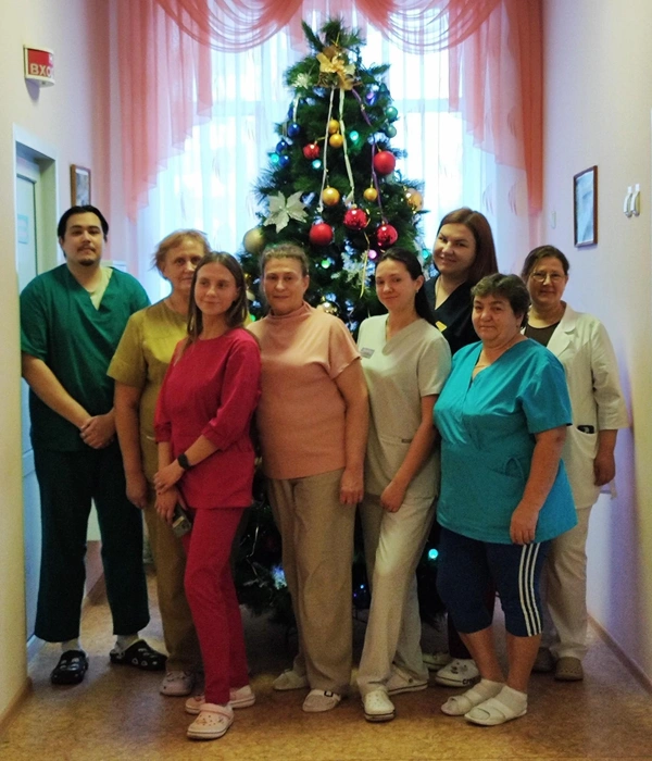 Коллектив в хосписе небольшой, но порой эти люди делают невозможное. В центре — заведующая Марина Попова. Крайняя справа — психолог Ольга Свиридова | Источник: Татьяна Тельпис / Voronezh1.ru