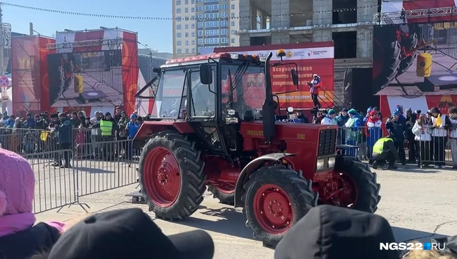 15 марта площадь Сахарова стало трассой для гонок на тракторах | Источник: Полина Шевчукова / NGS22.RU