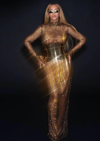 Как статуэтка: Бейонсе поделилась фото в «голом» платье золотого цвета ✨