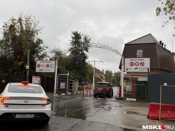 На въезде в СНТ с двух сторон есть КПП | Источник: Елена Халматова / MSK1.RU