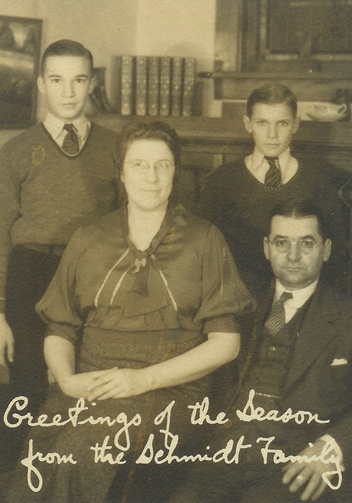 Шмидт с женой Маргарет и сыновьями Джоном и Робертом