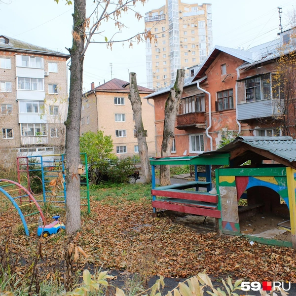 А так выглядит детская площадка | Источник: Тимофей Калмаков / 59.RU