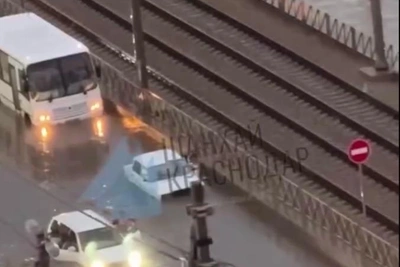 Улицу Московскую в Краснодаре перекрыли из-за потопа