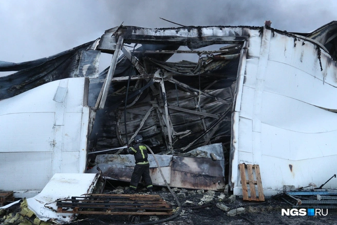 По данным ГУ МЧС по Новосибирской области, горел торгово-производственный склад | Источник: Андрей Бортко / NGS.RU