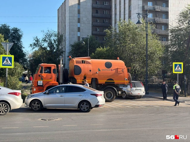 А за Советской дорогу охраняли полицейские. Ведь ради комфорта горожан перекрыли почти весь центр города | Источник: Николай Сальников / 56.RU