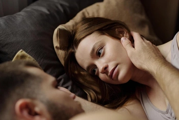 «Чтобы достичь оргазма, представляю, что занимаюсь сексом не со своим парнем или что на нас кто-то смотрит»