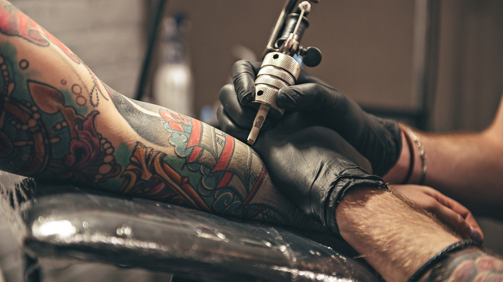 «Забить» душевную боль: ученые назвали неожиданную причину, почему люди делают татуировки