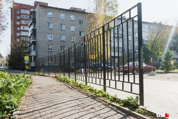 Забор установили на проезжей части вдоль тротуара | Источник: Тимофей Калмаков / 59.RU