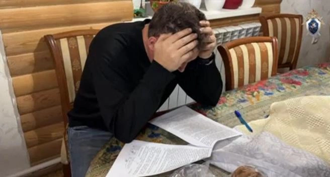 Мужчину обвиняют в том, что он получил взятку более чем в 700 тысяч рублей | Источник: Следком Забайкалья / T.me