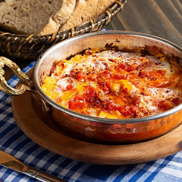 Турецкая яичница менеменВосточный вариант привычного завтрака, который поразит всю вашу семью. К обычному рецепту стоит добавить лишь пару ингредиентов, благодаря которым вкус блюда сразу играет новыми красками. Полный рецепт турецкой яичницы менемен читайте по ссылке.