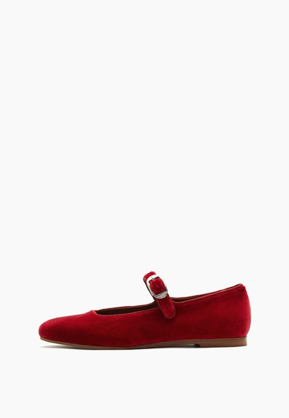 Красные бархатные туфли