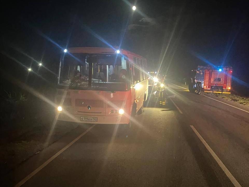 В Самарской области столкнулись ВАЗ и вахтовый автобус. Погибли двое 