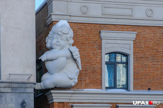 Купидон на фасаде дома в «Арт-квадрате» | Источник: Булат Салихов / UFA1.RU
