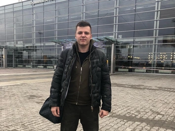 Чекалин с новой пассией, Бородина с Сердюковым, бывшая Гуфа: большая компания отправилась на Алтай на свадьбу Серовски