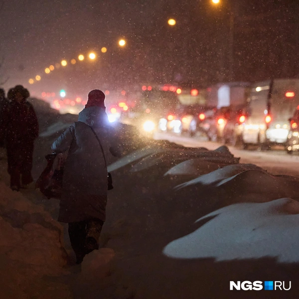 Пешеходы шли по козьим тропам  | Источник: Александр Ощепков / NGS.RU