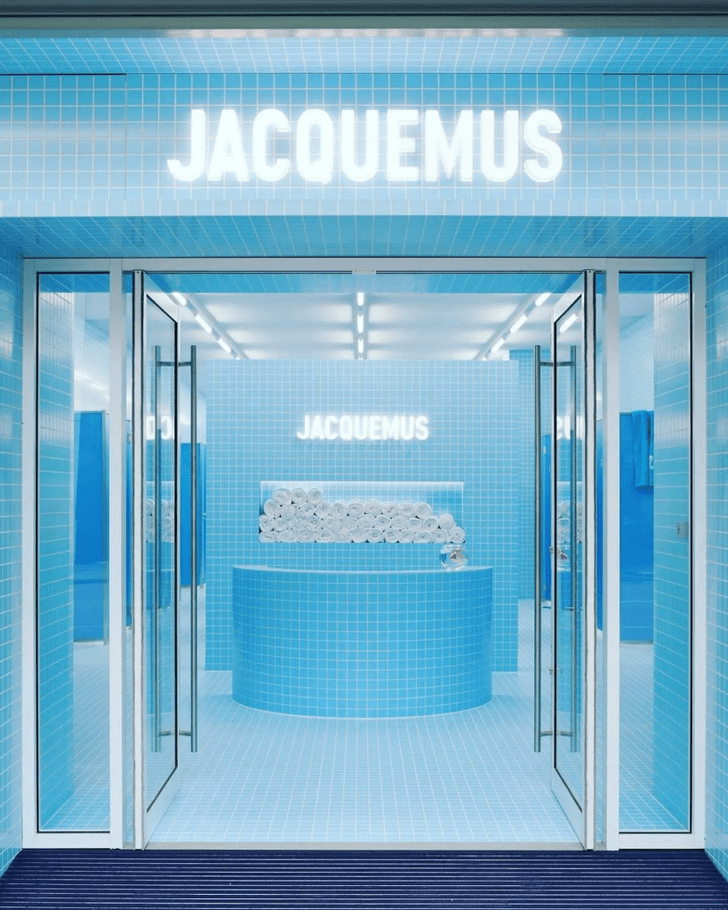 Голубой бутик молодежного бренда Jacquemus в Лондоне