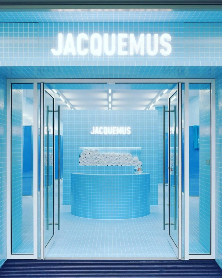 Голубой бутик молодежного бренда Jacquemus в Лондоне