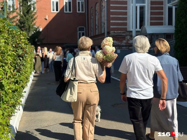 Учителя сегодня получили красивые букеты | Источник: Регина Алтынбаева / 116.RU