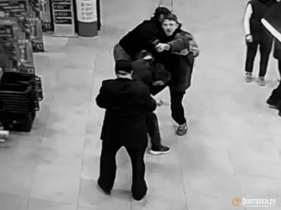 Начало смертельного конфликта посетителя и охраны в «Сити Молле» попало на видео | Источник: Скриншот видео