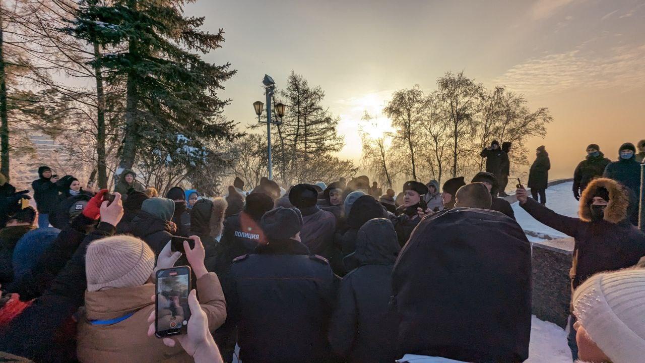 Митинг за Фаиля Алсынова в Уфе: фотографии с площади Салавата Юлаева, где  собралась толпа - 19 января 2024 - УФА1.ру